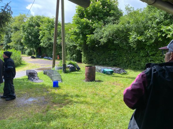 auf der Wiese liegen die nassen Setzkescher